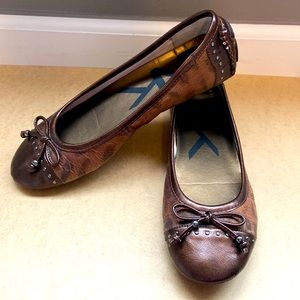 Anne Klein Sport size 6 animal print flats